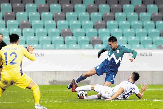 Slovenski nogometaši (v modro-zelenih dresih) so na prijateljski tekmi pričakovano visoko porazili reprezentanco San Marina,...