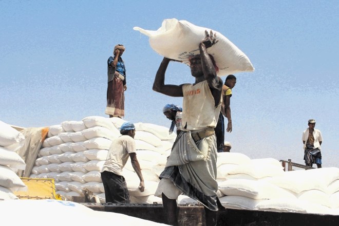 Delavci raznašajo vreče hrane v Jemnu.