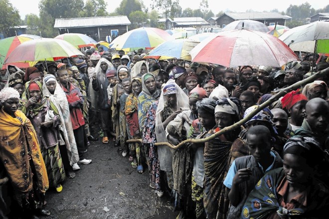 Zaradi vojne razseljene prebivalke Konga čakajo na razdeljevanje hrane v programu WFP; arhivska fotografija iz leta 2012.