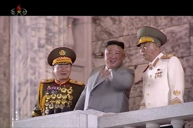 #foto #video Kim Jong Un na vojaški paradi z novo ogromno medcelinsko balistično raketo