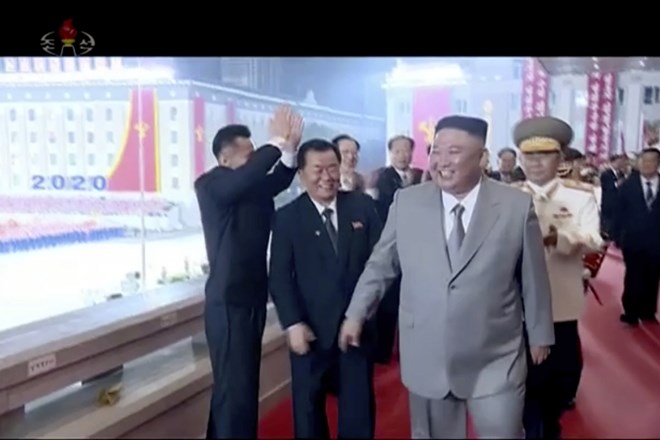 #foto #video Kim Jong Un na vojaški paradi z novo ogromno medcelinsko balistično raketo