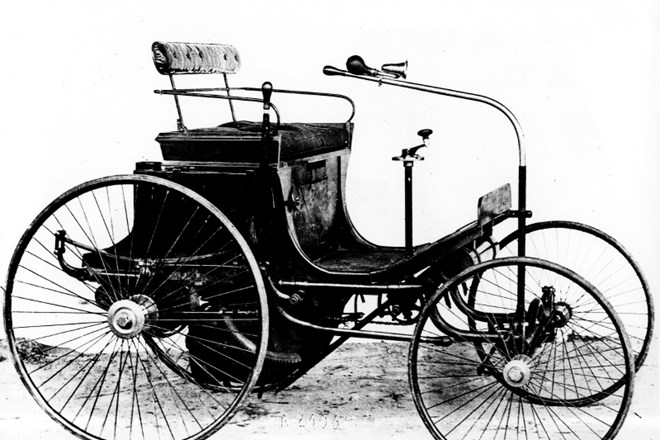 Type 2 (levo) je bil leta 1890 prvi peugeot z bencinskim motorjem, model 208, ki je na voljo tudi kot električni, pa je...