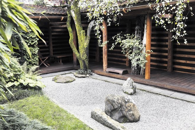 Meditativni vrt, ki je nastal v atrijskem vrtu hiše v Sneberjah.