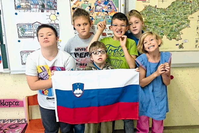 Učenci osnovne šole Roje v Domžalah (z leve) Matic, Jure, Urban, Marcel, Aleks in Gaja se veselijo vsake prejete...