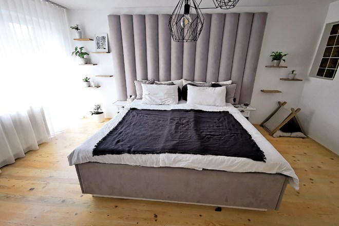 Oblazinjena postelja je prijetnega videza in v spalnico vnaša dodatno mehkobo. Studio75b