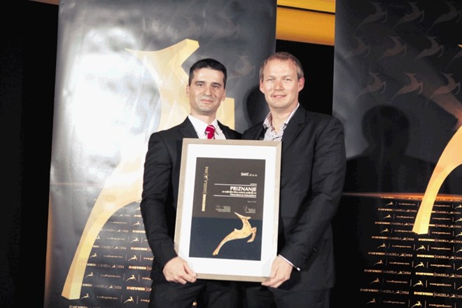 ﻿Andrej Novak in Peter Pavlič iz podjetja SMT sta prevzela priznanje regijske in srebrne slovenske gazele leta  2014.