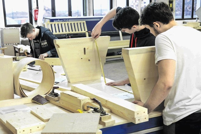 Dijaki lesarske šole so iz odsluženega lesa naredili nove izdelke.