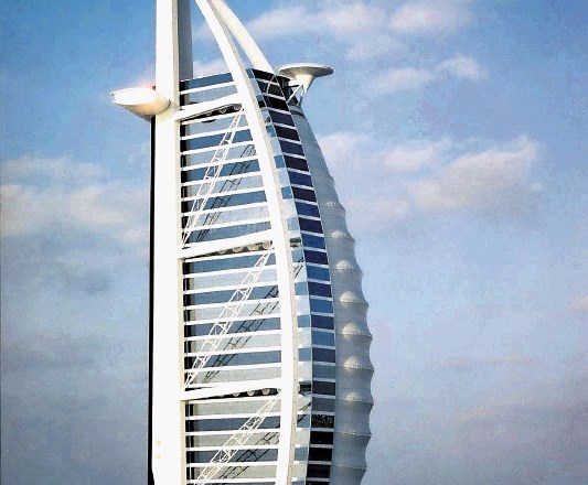 Dubajski hotel Burdž Al Arab v višino meri 321 metrov (kar je 14 metrov več od Eifflovega stolpa), njegova oblika pa že od...