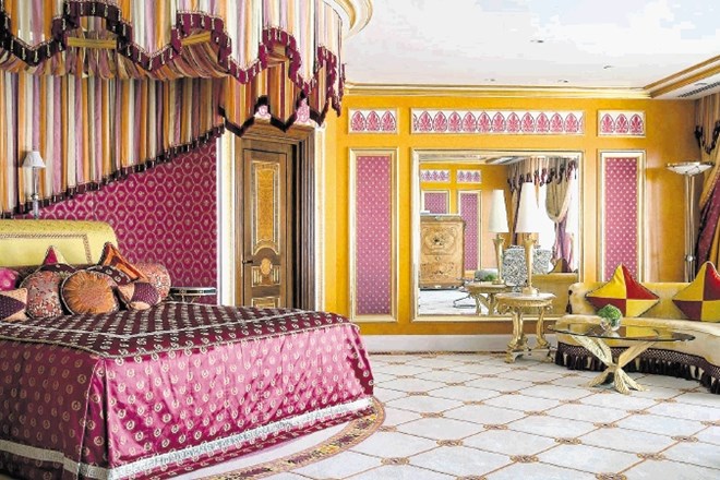 Največja kraljevska suita v Burdž Al Arabu meri  780 kvadratnih metrov, zanjo je treba odšteti kar 20 evrskih  tisočakov na...