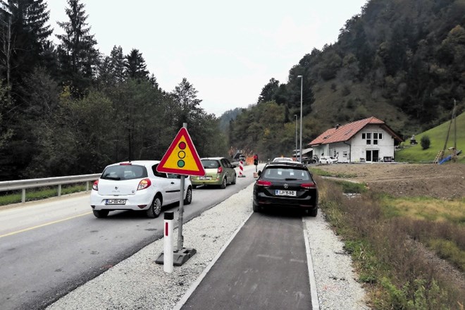 Že nekaj časa poteka obnova ceste na razdalji  Dobrova–Polhov Gradec.