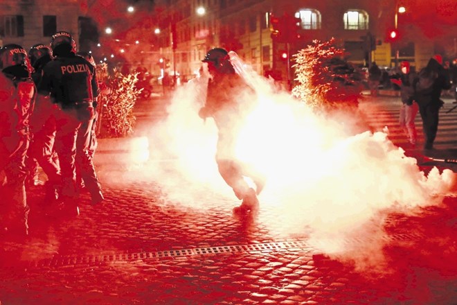 V Rimu  je policija razgnala pristaše neofašistične stranke Nova sila, ki so organizirali protest proti  ukrepom vlade.