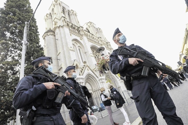 Policisti stražijo okolico cerkve Notre-Dame v Nici. Predsednik Macron pa je napovedal, da bo podvojil število vojakov, ki...