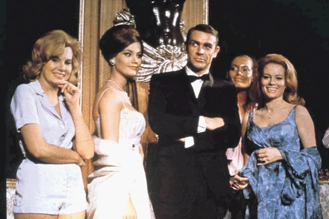 Tipični James Bond, obdan z lepoticami, iz filma Operacija Grom, četrtega v Bondiadi.