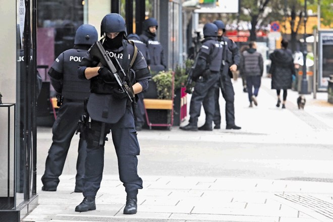 Po ponedeljkovem terorističnem napadu je Dunaj kot izumrl. Na ulicah ni skoraj nikogar, razen policistov v neprebojnih...