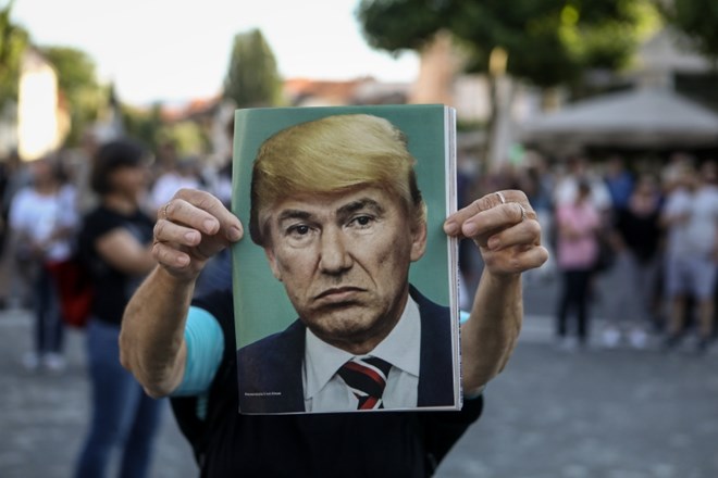 Zmes Donalda Trumpa in Janeza Janše z enega izmed nedavnih protivladnih petkovih protestov v Ljubljani.