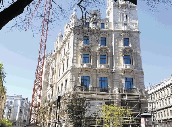 Novembra bo Stilles zaključil opremljanje sob luksuznega hotela Luxury Collection Marriott v Budimpešti.