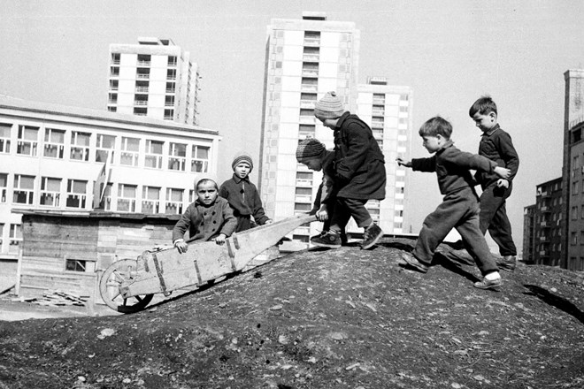 Otroci na igrišču v Savskem naselju leta 1961