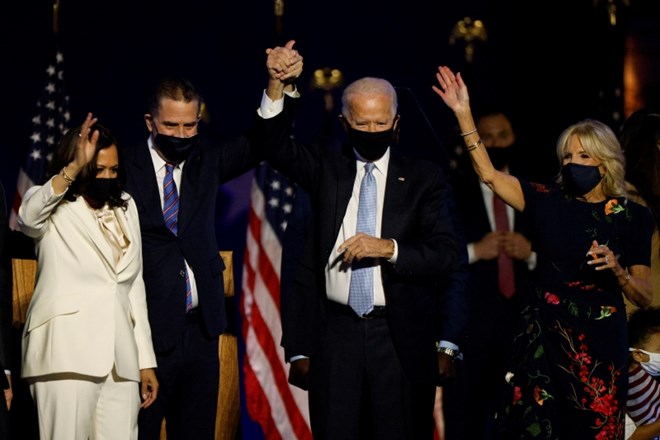 Bodoči predsednik Joe Biden s soprogo ter podpredsednico Kamalo Harris s soprogom.