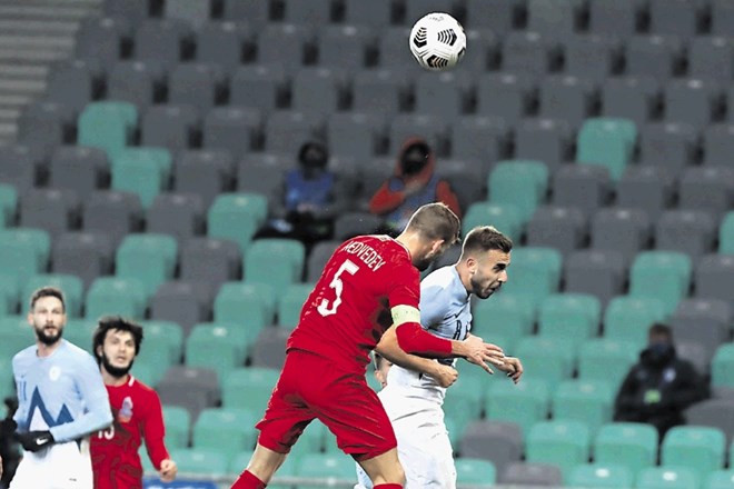 Slovenija (desno v skoku Sandi Lovrić) je proti Azerbajdžanu odigrala najslabšo tekmo v koledarskem letu 2020 in se po seriji...