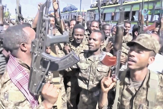Etiopski vojaki so se nastavili kameram na meji med regijama Amhara in Tigray. Premier Abiy napoveduje naglo zmago, uporniki,...