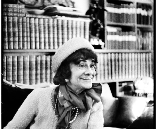 Razstava Henrija Cartier-Bressona: Iz oči v oči (10): Coco Chanel, dama z biseri in cigareto