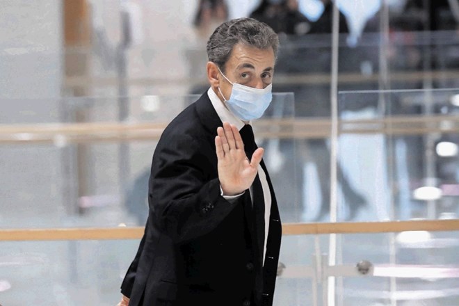 Sarkozy odhaja s sodišča in maha novinarjem, izjave pa včeraj ni dal.