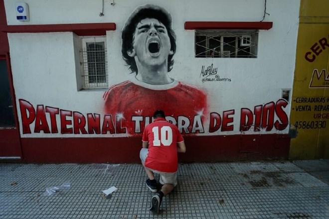 #foto Argentina in nogomet žalujeta, umrl je legendarni Diego Maradona