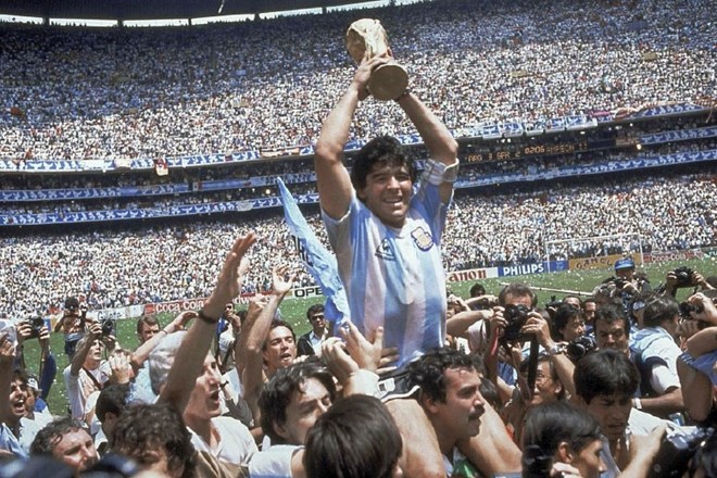 #foto Argentina in nogomet žalujeta, umrl je legendarni Diego Maradona
