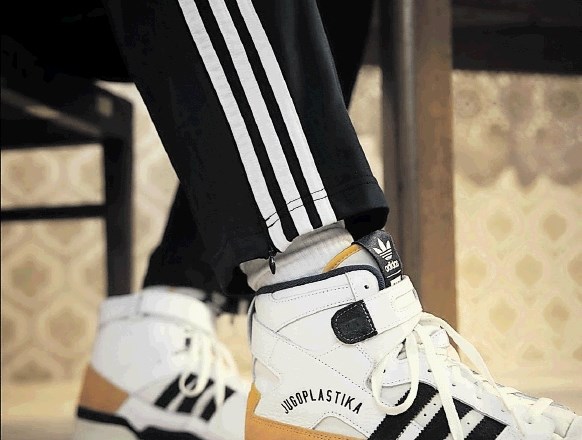 Pri Adidasu so predstavili tako visok kot tudi nizek model športnih copat jugoplastika.