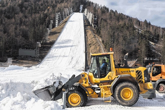 V Planici imajo dovolj snega, včeraj so ga morali z letalnice celo odstraniti med 500 in 600 kubičnimi metri.