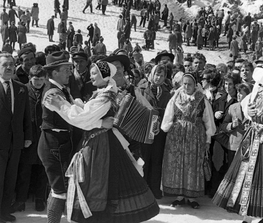 Teden smuških poletov v Planici, 22. 3. 1963. Na posnetku ples narodnih noš, obkroženih z gledalci. Foto: Marjan Ciglič,...