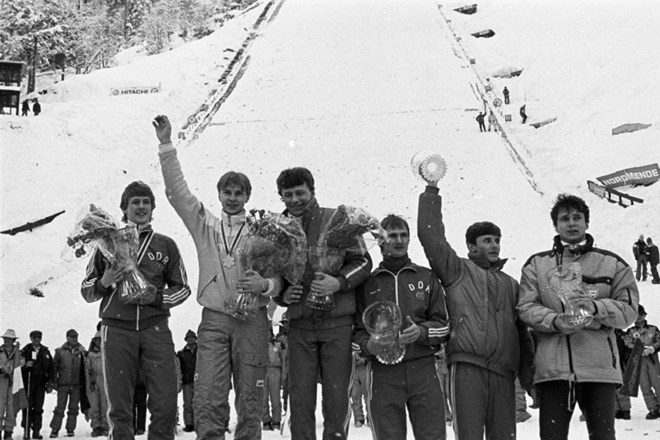 Tretje svetovno prvenstvo v poletih v Planici leta 1985. Proglasitev najboljših skakalcev prvenstva. Od leve: drugouvrščeni...