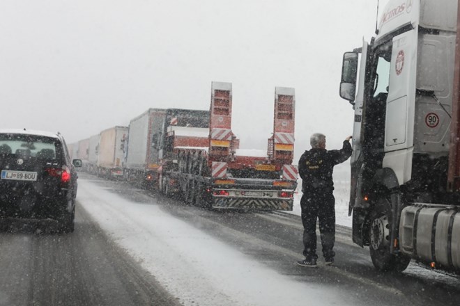 Oviran promet zaradi sneženja in burje na primorski avtocesti.