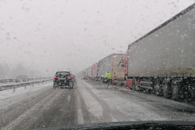 Oviran promet zaradi sneženja in burje na primorski avtocesti.