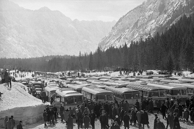 Teden smuških poletov v Planici, 22. 3 1963. Na posnetku pogled na polno parkirišče. (Foto: Marjan Ciglič, hrani Muzej...