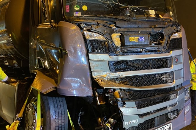 #foto V predoru Trojane v treh nesrečah udeleženih enajst tovornjakov
