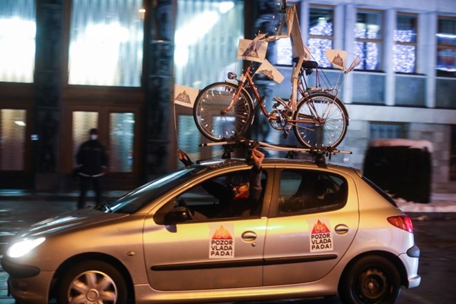 #foto Petkovi protestniki zopet v avtomobilih na ljubljanske ulice