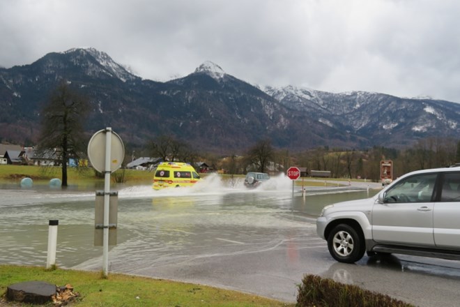Zaradi močnega deževja bodo lahko danes poplavljali nekateri vodotoki v zahodni Sloveniji. (Fotografija je simbolična.)