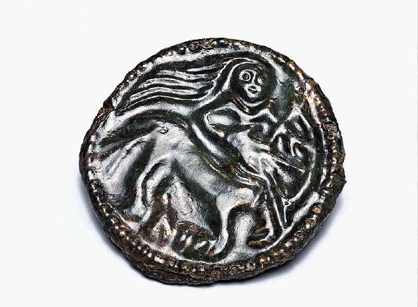 Bronasto zaponko z motivom kentavra lokostrelca iz  8. stoletja so upodabljali na antičnih gemah in rimskih kovancih.
