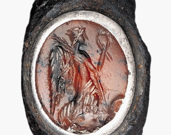 Prstan z gemo izvira iz 2. ali 3. stoletja n. št. Gema je obrobljena s srebrom ter vdelana v železen prstan, prikazuje pa...