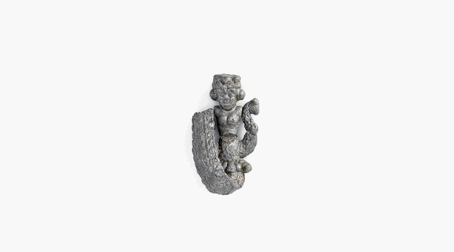 Edinstvena figurica vile Meluzine iz zlitine kositra in svinca, najdena v Starem gradu nad Boštanjem, verjetno izvira iz 15....