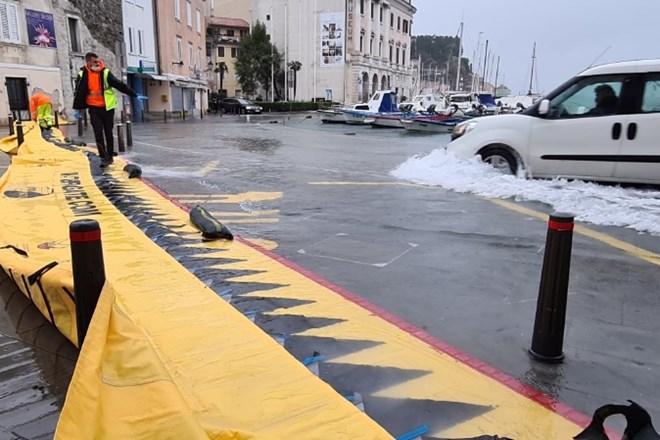 Tartinijev trg v Piranu so že včeraj okoli poldneva pred  vdorom vode zaščitili z baražo. Upajo, da se gladina morja ne bo...