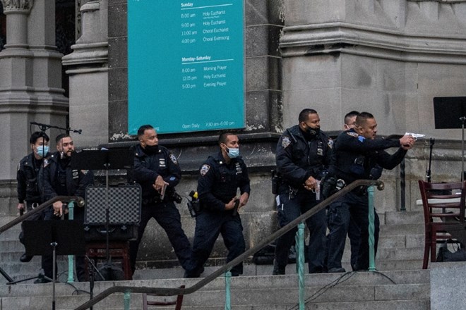 #foto Newyorški policisti ubili strelca pred episkopalno katedralo Saint John the Divine 