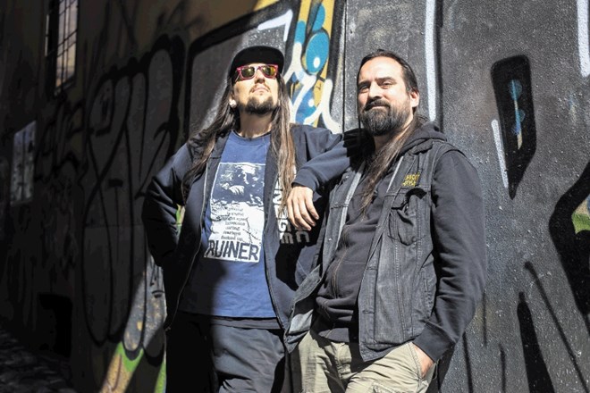 Črt Batagelj (desno) in Matej Ahlin sta poznana kot organizatorja koncertnega cikla Vesela dihurčka ali Dirty Skunks in sta...