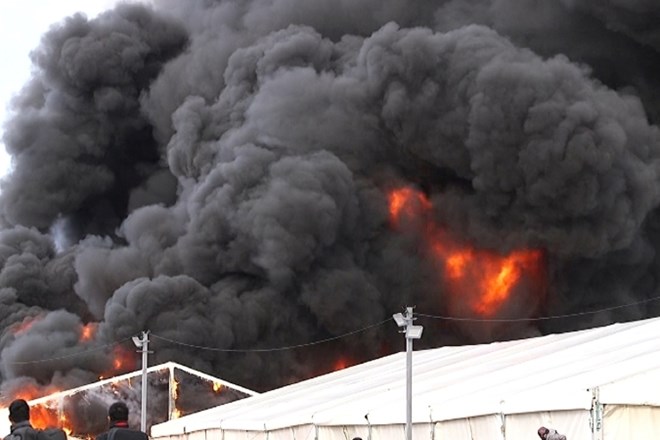 #foto Izpraznjeno begunsko taborišče pri Bihaću uničeno v požaru