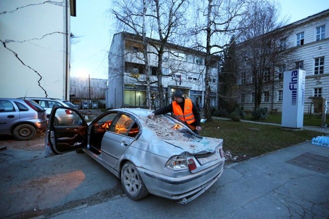 V potresu je bilo poškodovanih tudi veliko vozil.