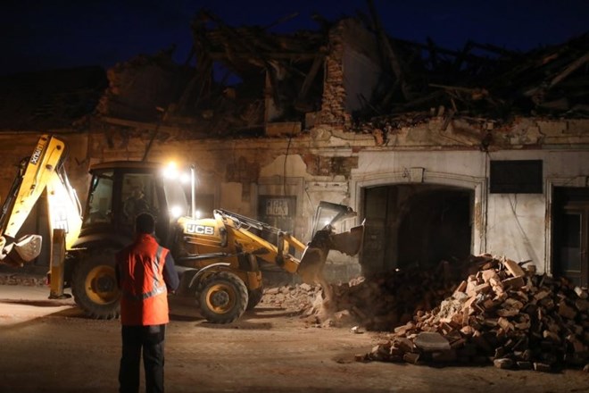 #video #foto V silovitem potresu na Hrvaškem življenje izgubilo najmanj šest oseb, pod ruševinami še iščejo morebitne...