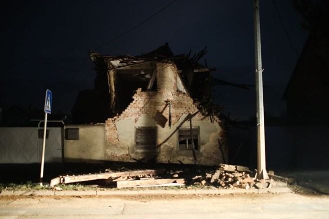 #video #foto V silovitem potresu na Hrvaškem življenje izgubilo najmanj šest oseb, pod ruševinami še iščejo morebitne...