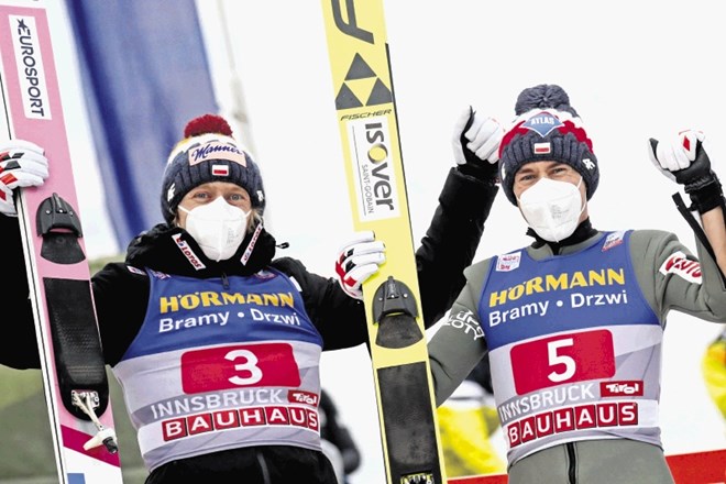 Poljak David Kubacki (levo) je zmagal na tekmi na novoletni dan v Garmisch-Partenkirchnu, njegov rojak Kamil Stoch pa včeraj...