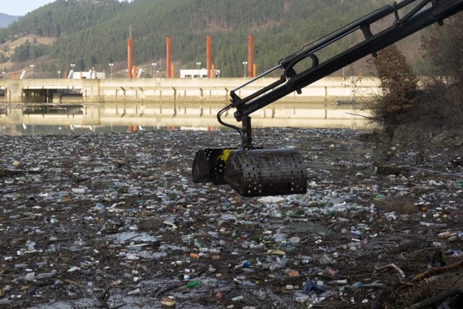 Včeraj so z Drinskega jezera pri HE Višegrad začeli odstranjevati na tone smeti.